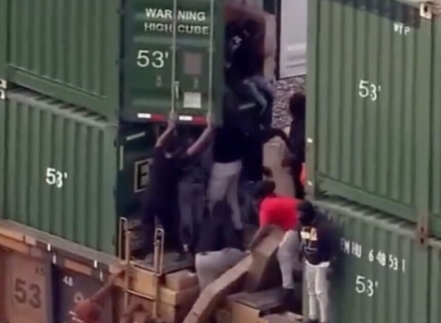 Dozens of Thieves Ransack Freight Train in Chicago (VIDEO) | The Gateway Pundit